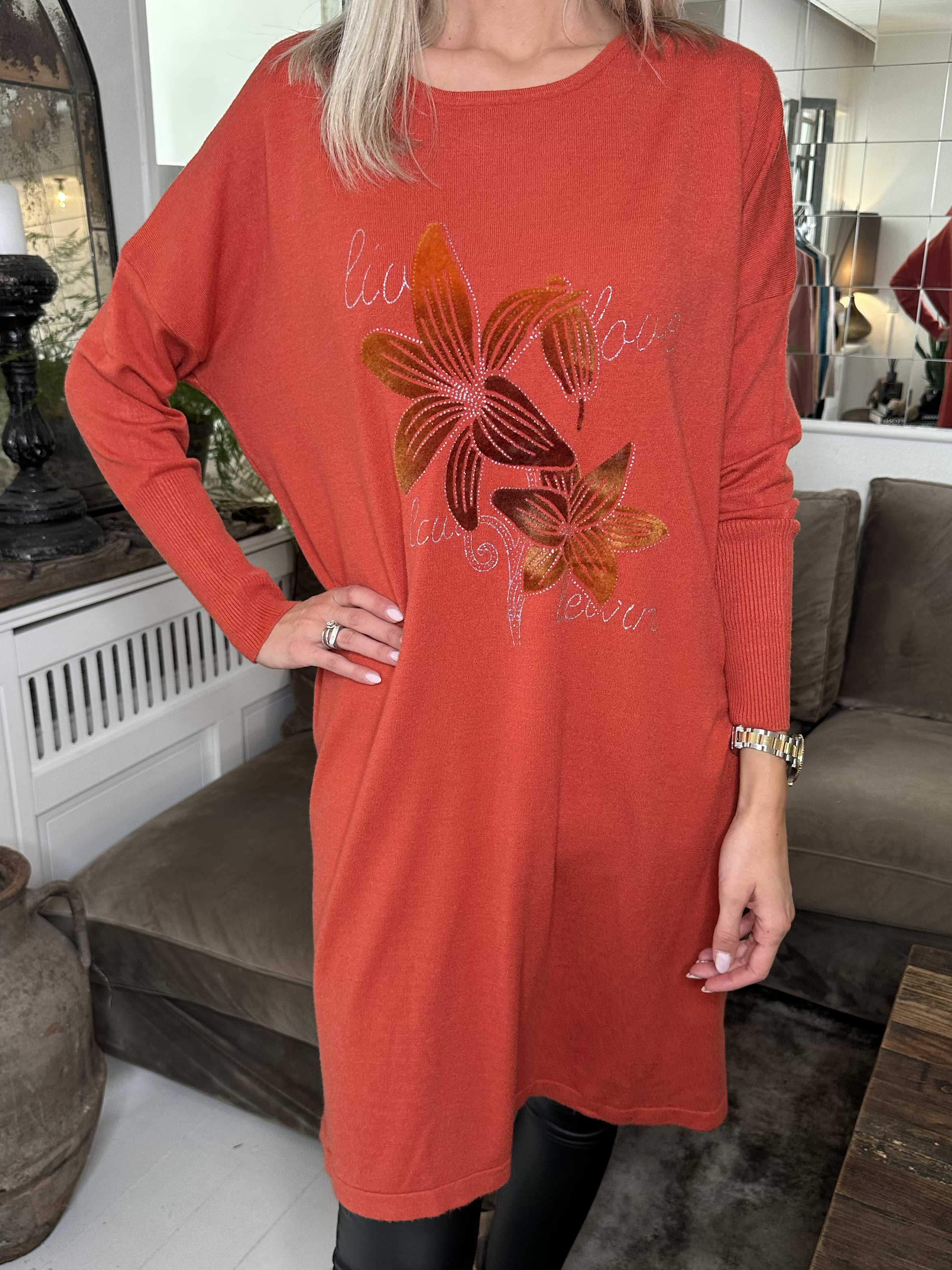 Amilie - Blød strikkjole med blomstermotiver